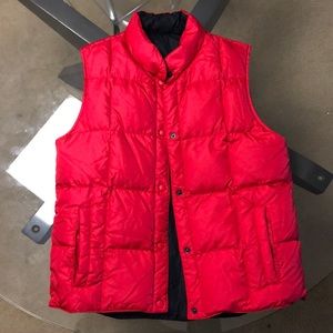Reversible black or red puffy vest